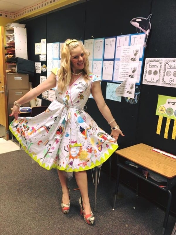 On The Last Day Of School, A Teacher Wears A Dress Displaying All Her Student's Artwork - picture 4