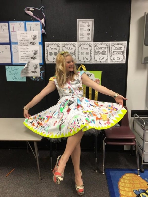 On The Last Day Of School, A Teacher Wears A Dress Displaying All Her Student's Artwork - picture 5