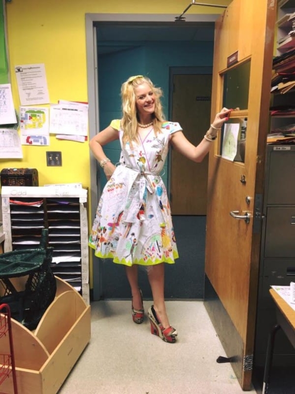 On The Last Day Of School, A Teacher Wears A Dress Displaying All Her Student's Artwork - picture 6