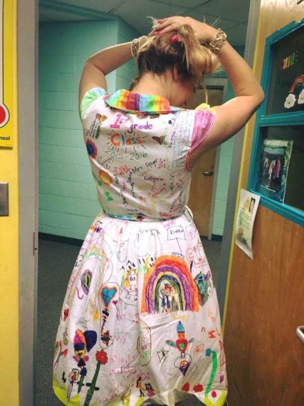 On The Last Day Of School, A Teacher Wears A Dress Displaying All Her Student's Artwork - picture 7
