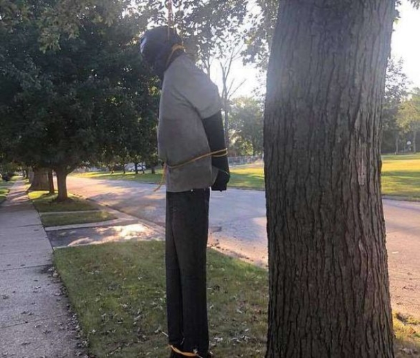 Once Cops Spot This Man’s Halloween Decoration, They Forced Him To Take It Down - picture 2