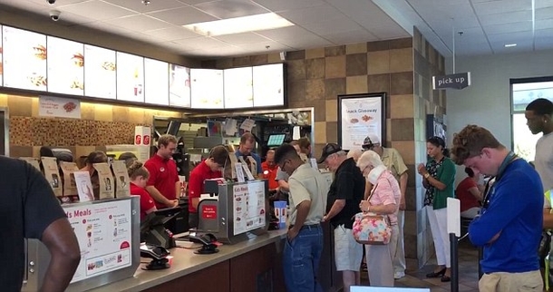 Once I Noticed Everyone In This Chick-fil-A Stop Working, I Thought There Was A Problem, I Was Very Wrong - picture 2