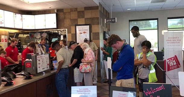 Once I Noticed Everyone In This Chick-fil-A Stop Working, I Thought There Was A Problem, I Was Very Wrong - picture 3
