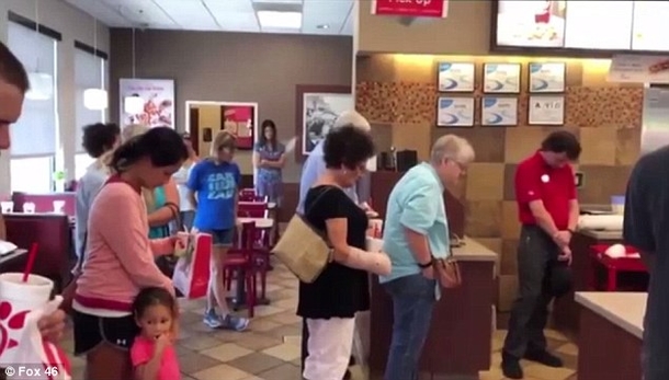 Once I Noticed Everyone In This Chick-fil-A Stop Working, I Thought There Was A Problem, I Was Very Wrong - picture 4