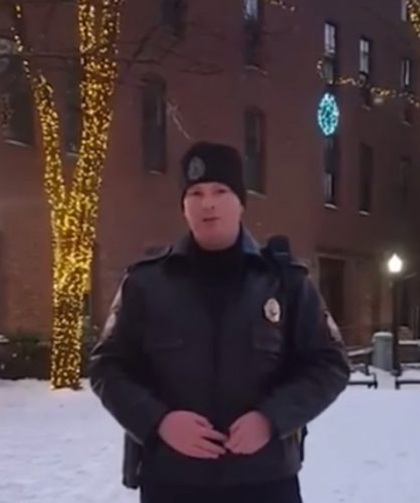Once I Saw This Cop Singing This Christmas Classic, I Knew It Would Be A Viral Smash - picture 4