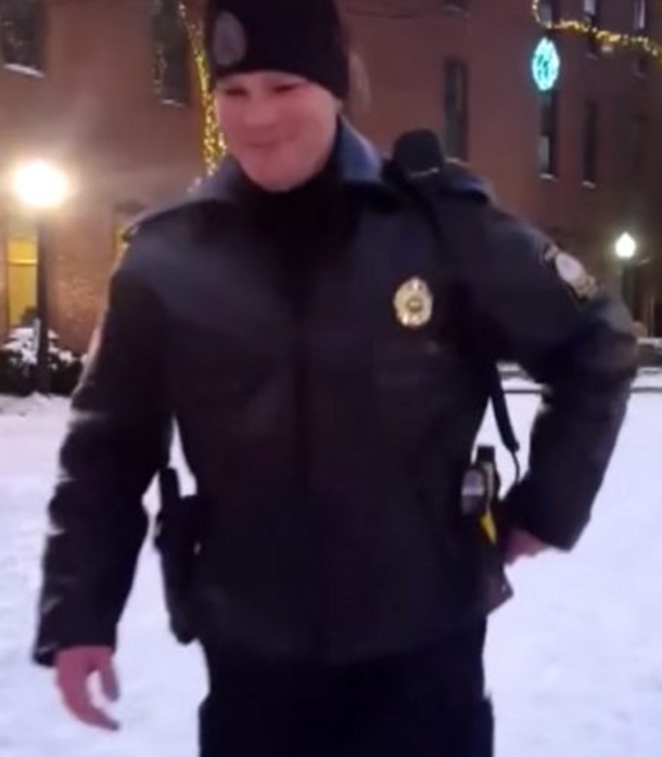 Once I Saw This Cop Singing This Christmas Classic, I Knew It Would Be A Viral Smash - picture 5
