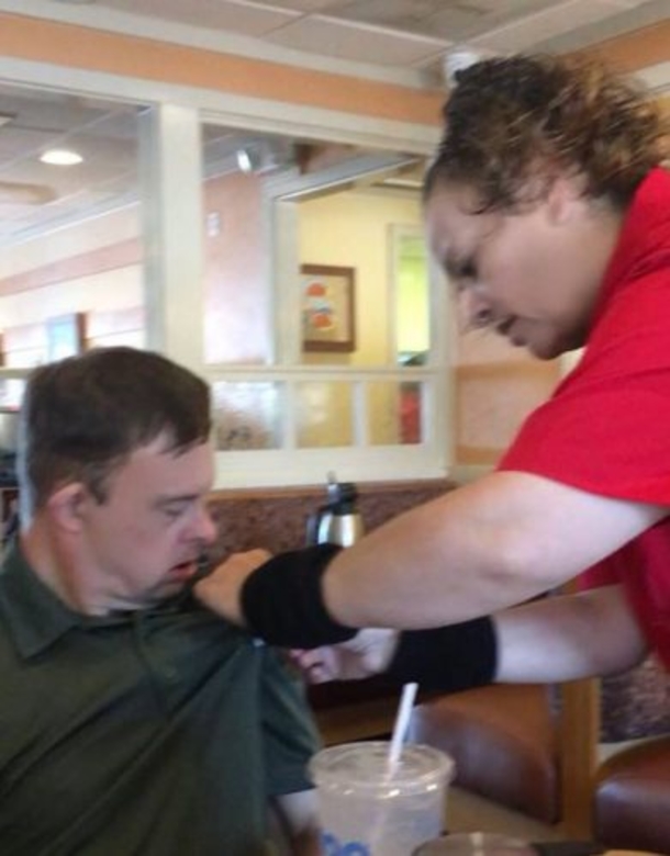 Once The Waitress Grabbed His Shirt, Everyone Inside The Restaurant Had To Stop & Watch - picture 4