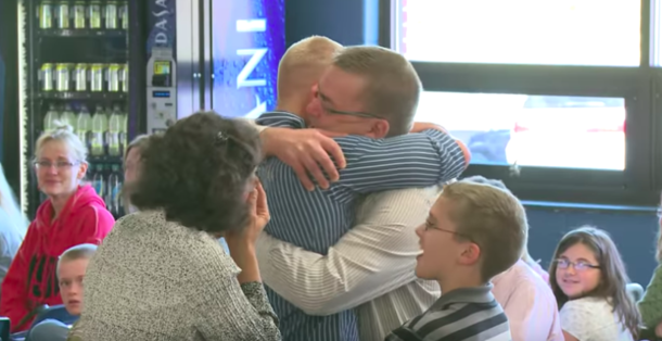 One Marine’s Message During Church Had The Audience Crying, Then He Says, “Turn Around" - picture 7