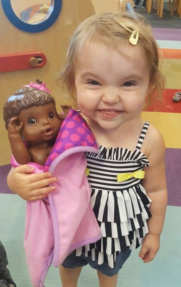 Onlookers Left In Disbelief When They Spotted What’s In Innocent Girl’s Hand - picture 2
