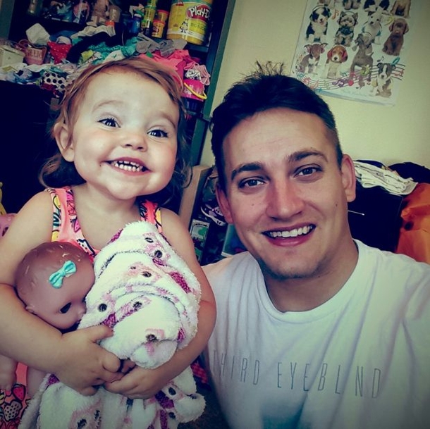Onlookers Left In Disbelief When They Spotted What’s In Innocent Girl’s Hand - picture 3