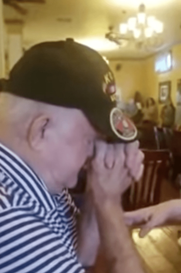 Packed restaurant joins in to sing ‘Amazing Grace’ one last time for dying veteran - picture 4