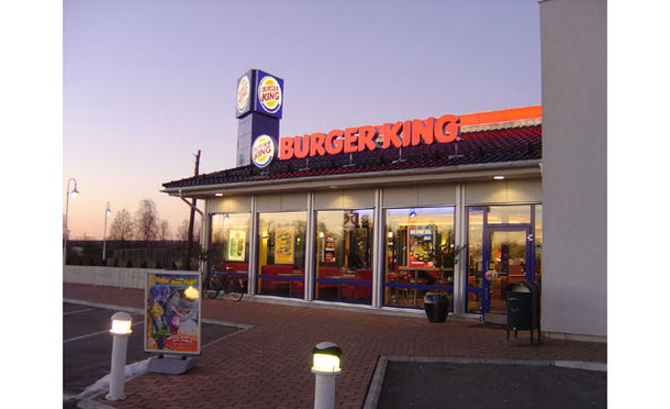 Panicked Woman Pulls Up To Burger King Drive-Thru, What She Orders Sends Cashier Running - picture 3