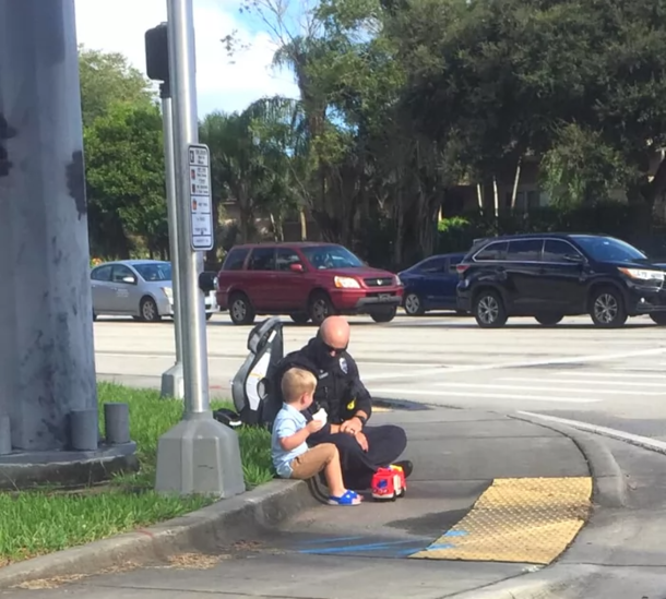 Passerby Witnesses Cop’s Heartwarming Act Of Kindness After Car Crash - picture 3