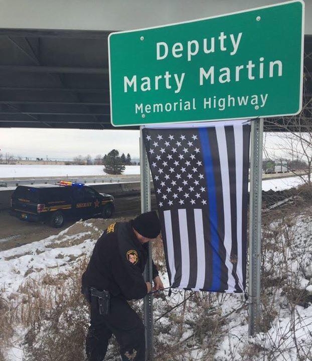 People Shocked By What Cop Was Caught Doing On The Side Of The Road - picture 2