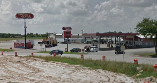 People Spot Odd Trucker, Quickly Call Cops As They See What He’s Unloading - picture 2