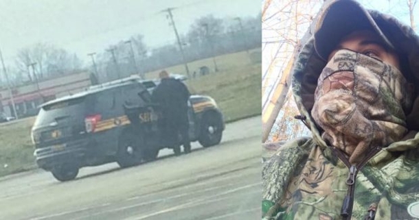People Stunned By What Else Was Caught In Photo Of Cop. Now It's Going Viral - picture 2