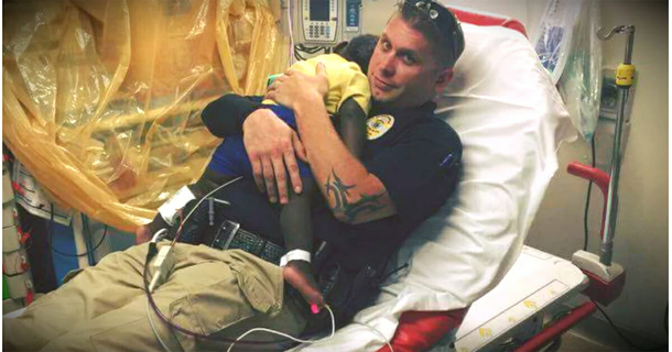 Photo of cop holding abandoned child in hospital bed goes viral immediately - picture 2