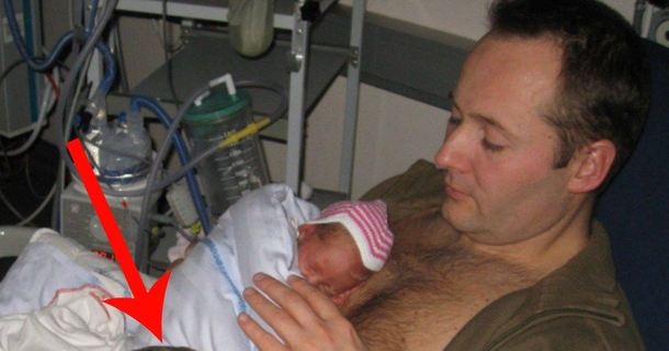 Photo Of Father & Baby Goes Viral After Viewers See What’s Happening In His Lap - picture 2