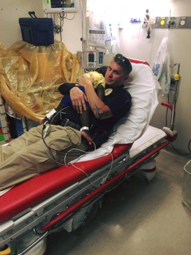Photo Of Officer & Abandoned Toddler Becomes Viral Hit – Look Closer & You'll See Why - picture 3