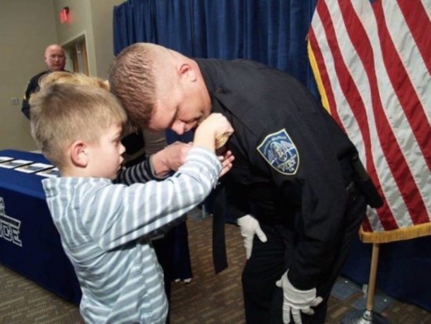 Photo Of Officer & Abandoned Toddler Becomes Viral Hit – Look Closer & You'll See Why - picture 5