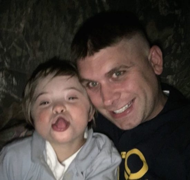 Photo Of Officer & Abandoned Toddler Becomes Viral Hit – Look Closer & You'll See Why - picture 6