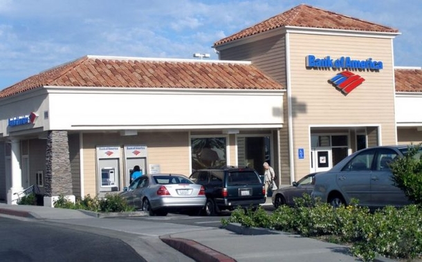 PHOTOS: Old Man Removed From Bank Of America, Then Officer Takes Swift Action - picture 2