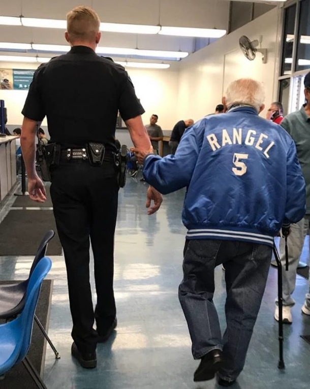 PHOTOS: Old Man Removed From Bank Of America, Then Officer Takes Swift Action - picture 4