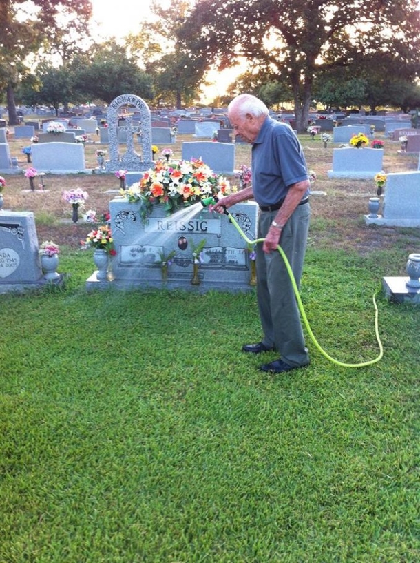PHOTOS: Son Shocked When He Sees What His Father Did To His Mom’s Grave - picture 3