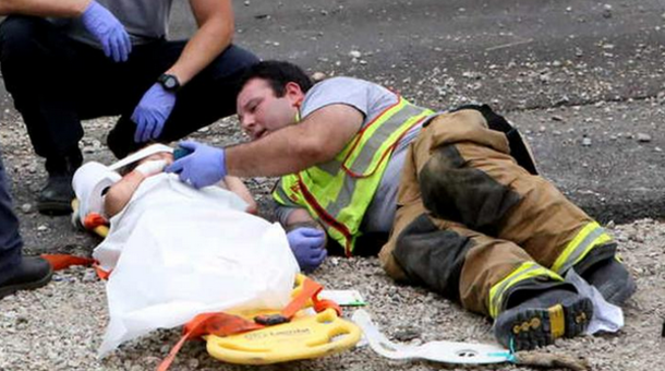 Picture Of What Firefighter Was Doing At Scene Of Brutal Car Crash Goes Viral (Photo) - picture 3