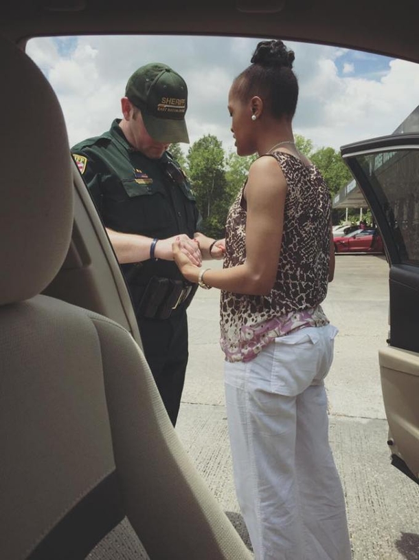 Picture Of Woman And Police Officer Praying Goes Viral - picture 3