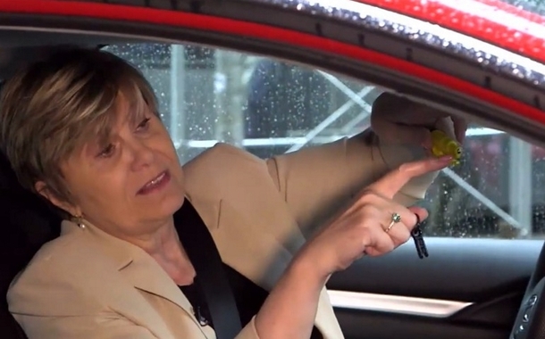 Placing A Paper Towel Roll Inside Your Car Window Can Save Your Life, Learn This Simple Trick - picture 2