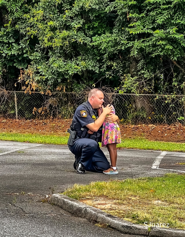 Police chief drops down to one knee to console scared little girl after traffic stop - picture 2