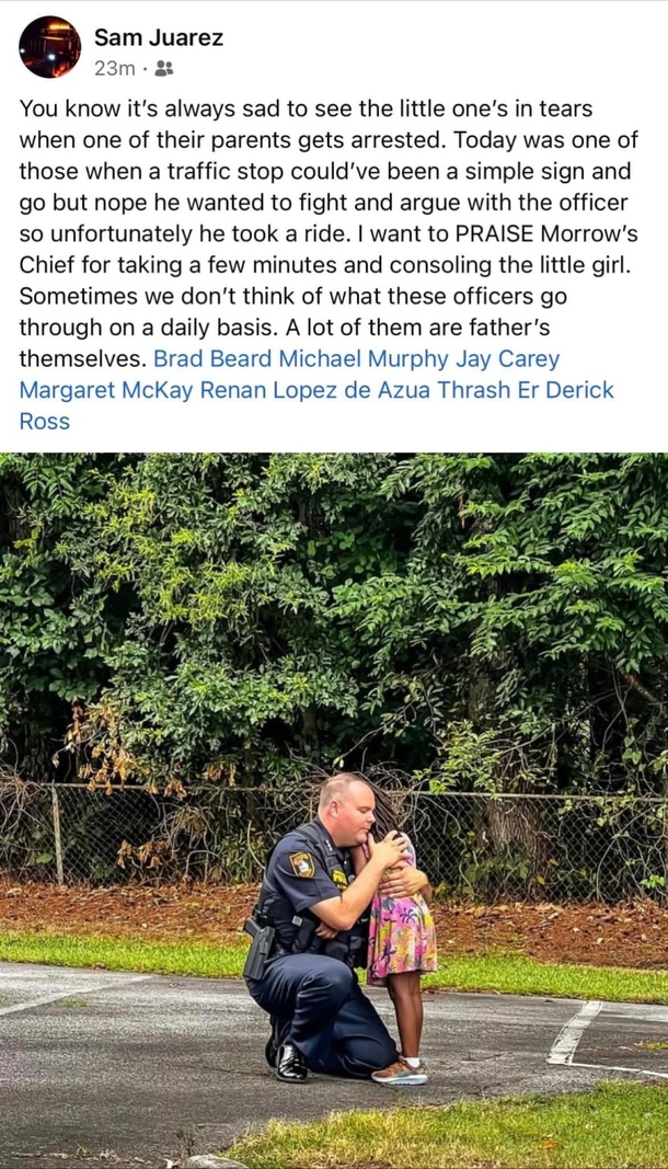 Police chief drops down to one knee to console scared little girl after traffic stop - picture 3