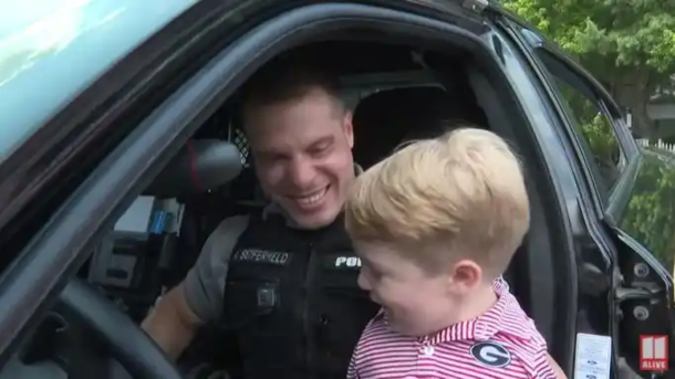 Police Officer becomes mentor for kid without arms who has dreams of becoming a detective - picture 3