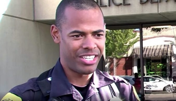 Police Officer Puts 8-Year-Old Boy Inside Patrol Car — Hearts Sank As They Look Closer - picture 3