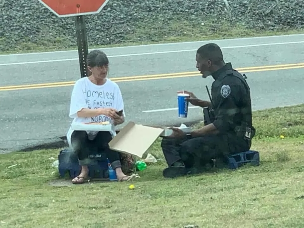 Police officer used his lunch break to spend time with a homeless woman, shared stories over pizza - picture 5