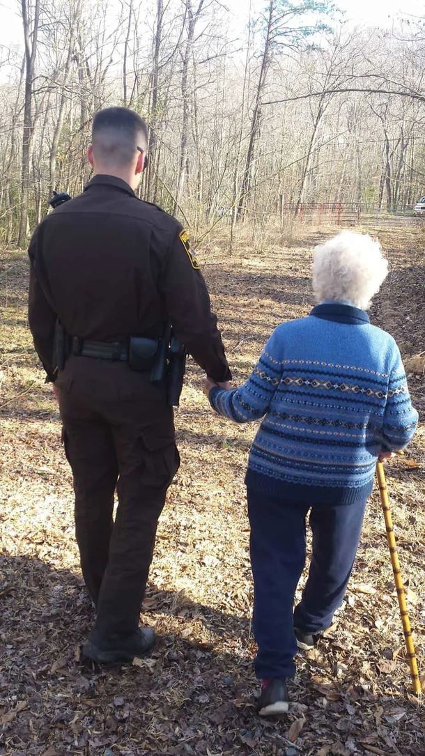 Police officers disguised as pedestrians assist elderly woman with dementia to return home - picture 3