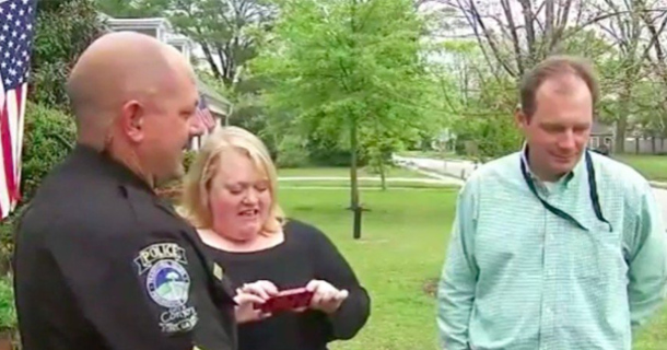 Police Officers Stop By Yard Sale After Checking On An Infant. That's When They See It... - picture 2