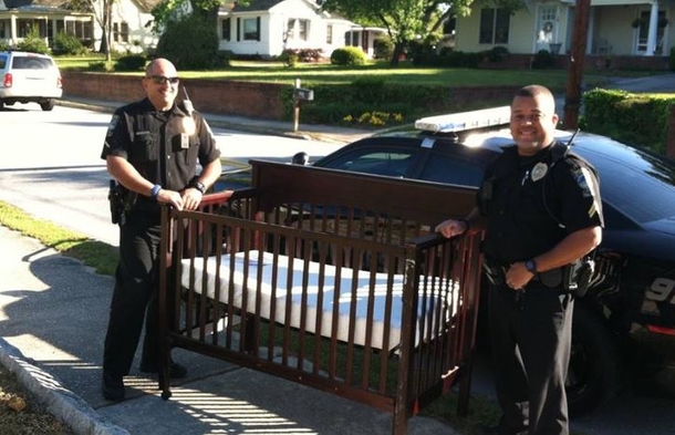 Police Officers Stop By Yard Sale After Checking On An Infant. That's When They See It... - picture 3