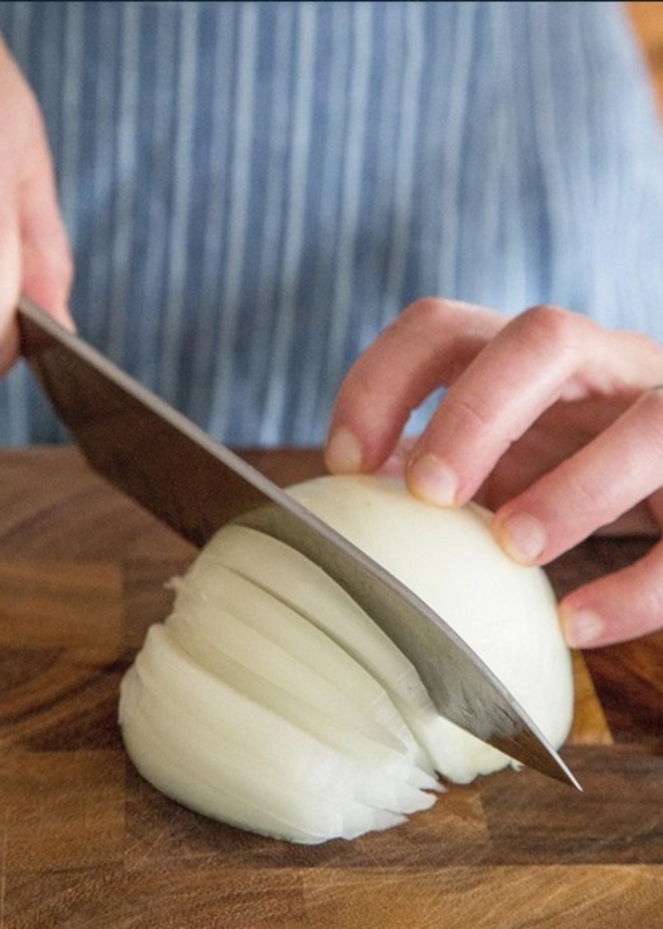 Put An Onion Inside Of Your Ear, It Helps! Now Check Out The Rest Of These Onion Benefits... - picture 5