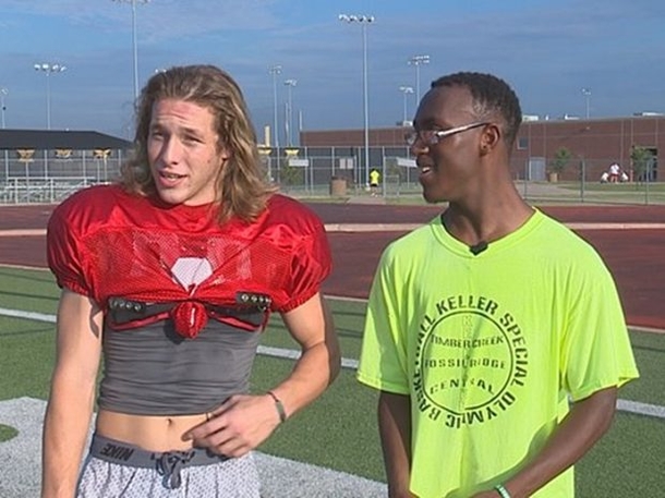 Quarterback Was Crowned Homecoming King, Audience Stunned By What He Did Next - picture 2