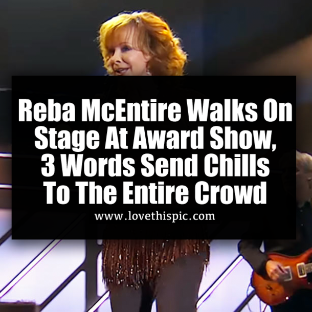 Reba McEntire Walks On Stage At Award Show, 3 Words Send Chills To The Entire Crowd