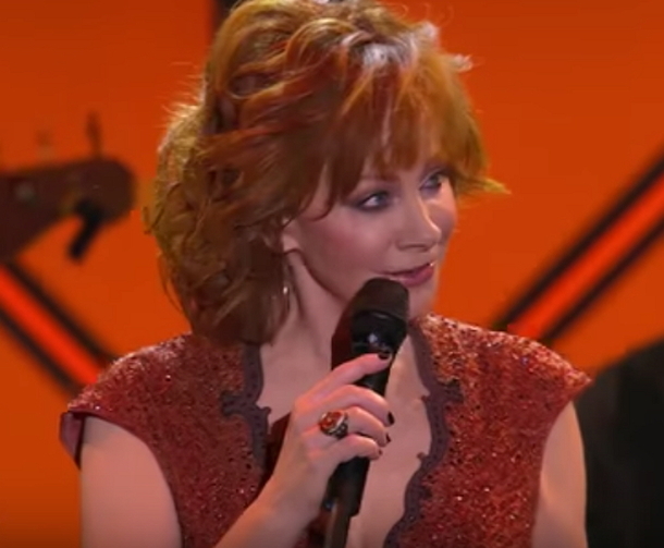Reba McEntire Walks On Stage At Award Show, 3 Words Send Chills To The Entire Crowd - picture 2