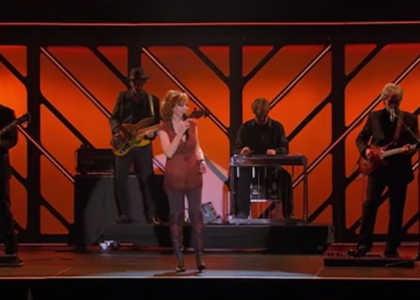 Reba McEntire Walks On Stage At Award Show, 3 Words Send Chills To The Entire Crowd - picture 3