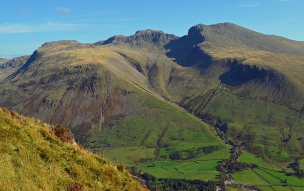 Rescue team rescued exhausted, injured dog who climbed the highest mountain in England - picture 2