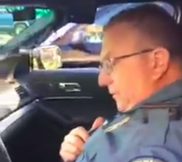 Retiring Officer Of 28 Years Makes His Final Call, Suddenly Hears Son's Voice Come On Radio - picture 2