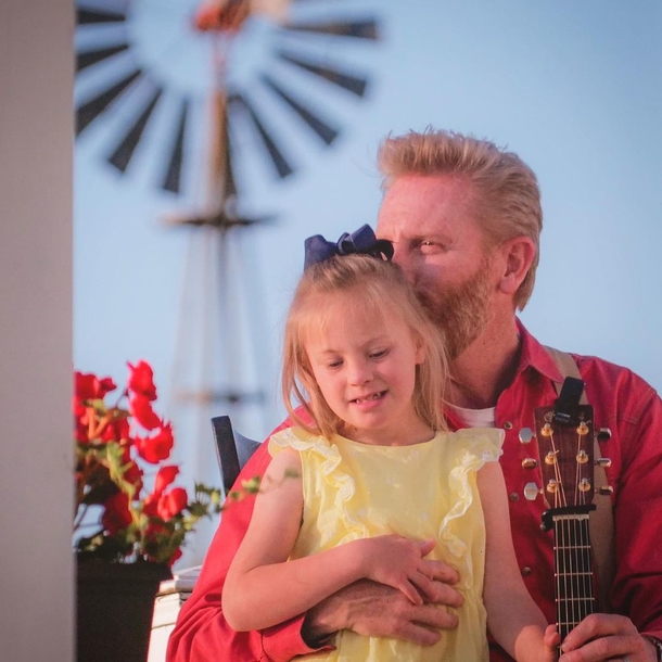 Rory Feek and his 8-year-old daughter Indy sing beautiful duet: ‘She was so proud of herself’ - picture 2