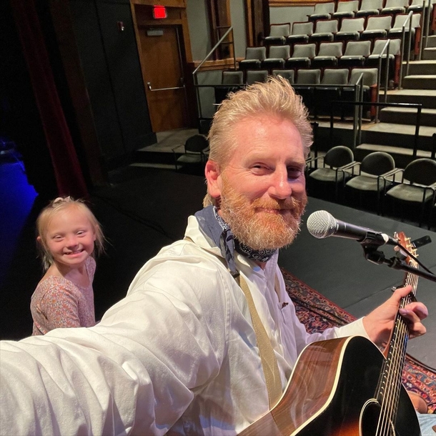 Rory Feek and his 8-year-old daughter Indy sing beautiful duet: ‘She was so proud of herself’ - picture 3