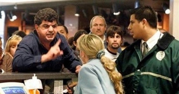 Rude Guy Screams At An Airline Agent Before A Flight. She Teaches Him A Lesson He’ll Never Forget - picture 2