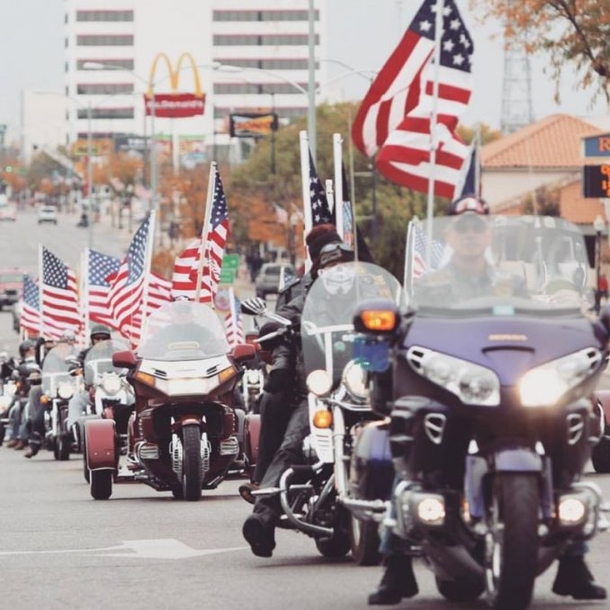 Rude Protesters Riot At Marine’s Funeral, Get The Shock Of Their Life When These Guests Show Up - picture 3